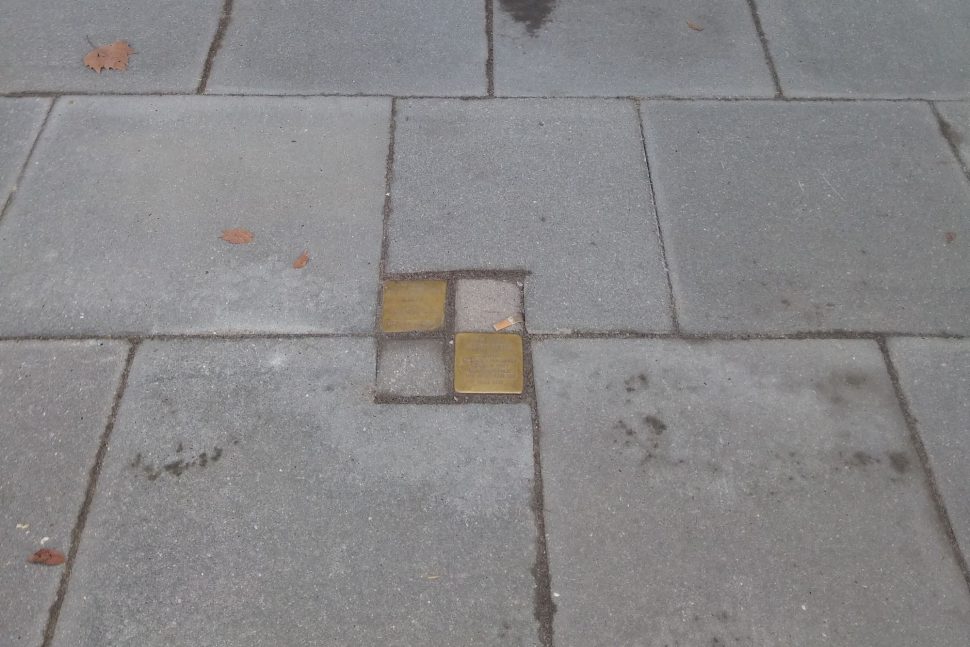 Auch am Schulweg 36 setzte die zuständige Baufirma die Stolpersteine laut LSBG nur vorrübergehend vereinfacht ein. Foto: Peter Gutzeit