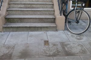 Auch dem Stolperstein in der Osterstraße 19 fehlt der dekorative Steinrahmen. Foto: Peter Gutzeit