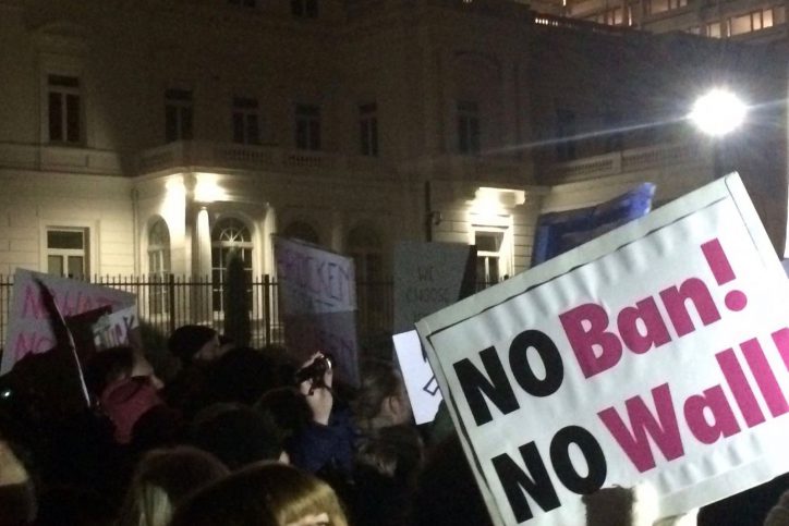 "Anti Trump" Demonstration vor der Amerikanischen Botschaft an der Alster in Hamburg. Foto: Nina Rohloff