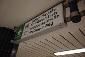 Ein Weg vier Ziele: Ein Hinweisschild in der U-Bahnstation. Foto: Harald H. Haase