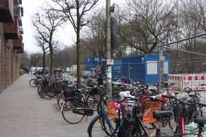 Vor dem Bauzaun sammeln sich viele Fahrräder. Foto: Karoline Gebhardt