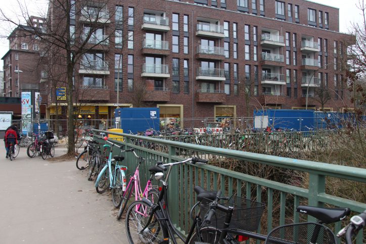 Auch die Hoheluftbrücke wird als Fahrradständer benutzt. Foto: Karoline Gebhardt