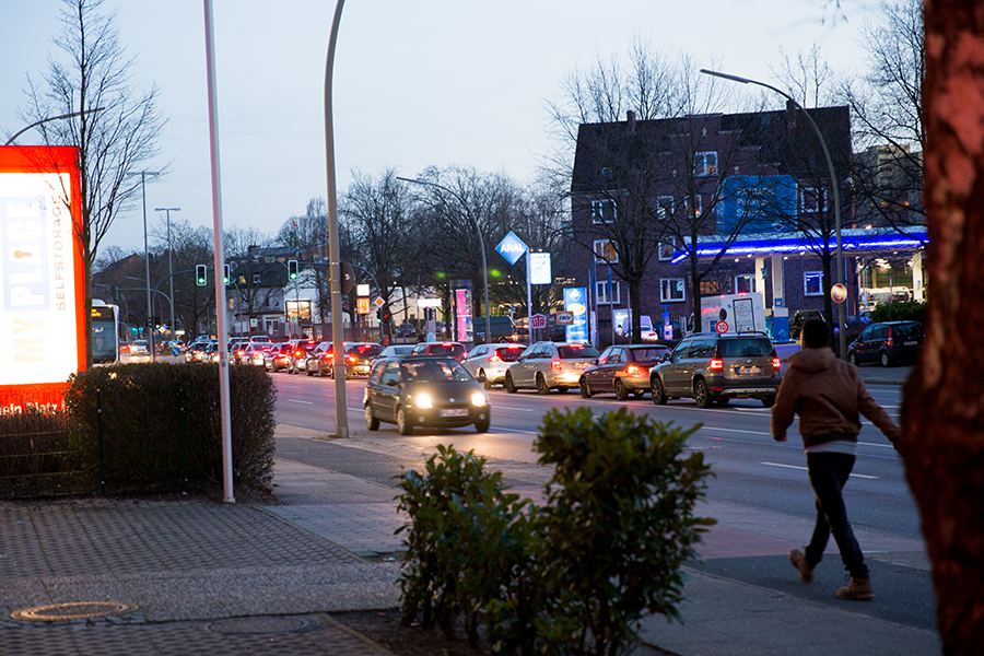 Dämmerungsimpressionen von der Kieler Straße an der Ecke zum Langenfelder Damm. Foto: Harald H. Haase