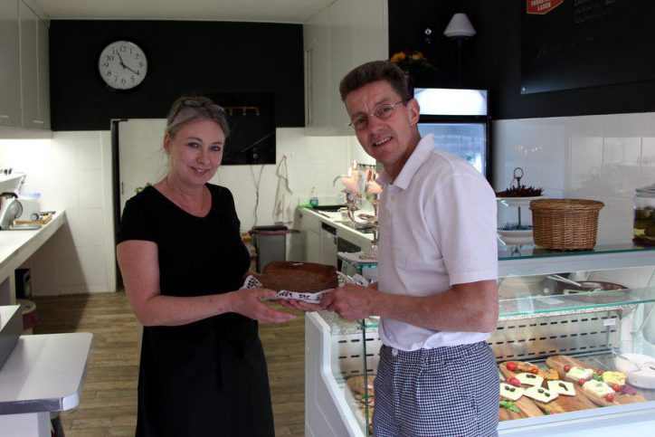 Bäckermeister Heinrich Wulf bringt zur Eröffnung ein frisch gebackenes Hamburger Schwarzbrot vorbei. Foto: Leon Battran