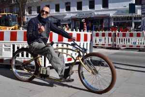 Sascha Falk cruist mit seinem selbstdesignten Shopperfahrrad die Osterstraße entlang. Foto: Leon Battran