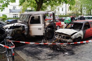 Gestern Nacht brannten in der Löwenstraße zwei Autos. Foto: Max Gilbert