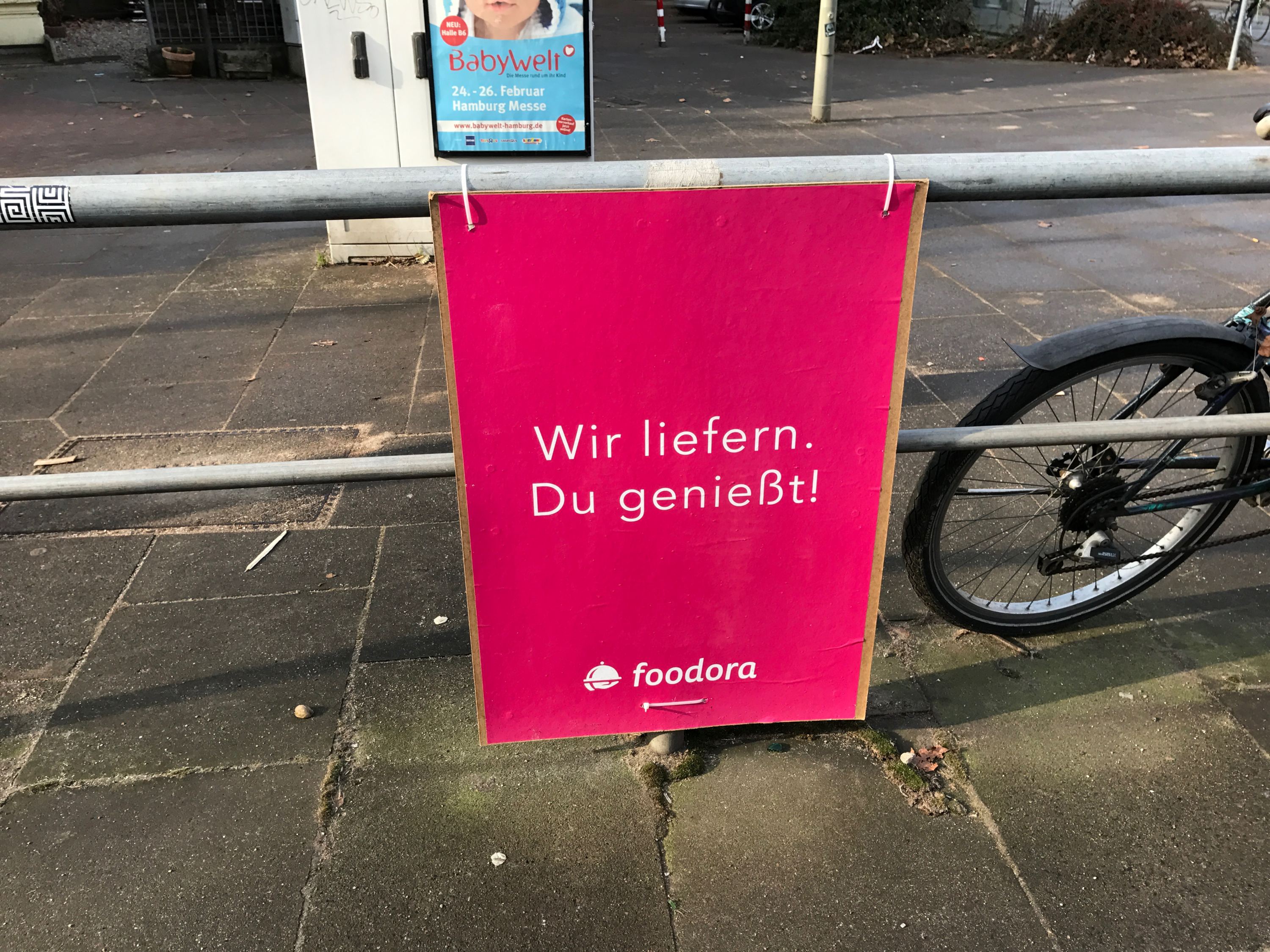 Überall in Eimsbüttel: Die pinken Foodora-Plakate. Foto: Carolin Martz