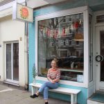 Inhaberin Catharina Bernhardt vor dem Happenpappen. Foto: Max Gilbert