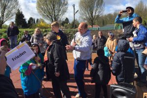 EEin Gewinn für den Frieden: Klaus Westphal übergibt den Pokal. Foto: Leon Battran