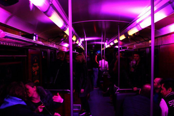 Der Waggon erstrahlt in schummrigem violettem Licht. Foto: Leon Battran