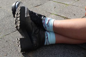 Metallic Boots und Dinosauriersocken klappt gut als Kombi. Foto: Leon Battran