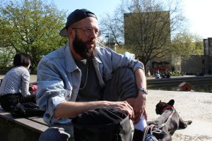 Die Jeansjacke darf auch bei Axel diesen Frühling nicht fehlen. Foto: Leon Battran