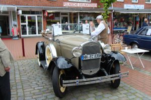 Und ein Ford Modell A: Besitzer Erwin Carstens präsentiert in passender Montur seinen Ford von 1931. Foto: Max Gilbert