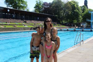 Familie Hornstein hat schon lange auf das gute Wetter gewartet. Nun freuen sie sich über das tolle Wetter. Foto: Max Gilbert