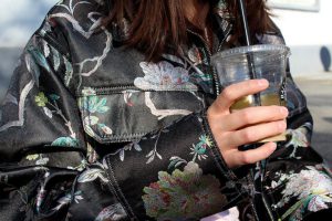 Asiatisch inspirierte, florale Muster zieren Lauras Jacke. Foto: Leon Battran