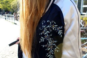 Florale Prints auf Marielles Jacke. Foto: Leon Battran