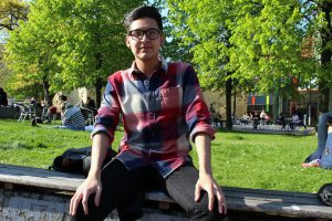 Für Alejandro sind Hemden in knalligen Farben diesen Frühling unverzichtbar. Foto: Leon Battran