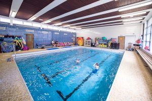 Die kleinen Meerjungfrauen schwimmen sich im Pool der Stadtteilschule Eidelstedt warm. Foto: Marcel Ruhnau