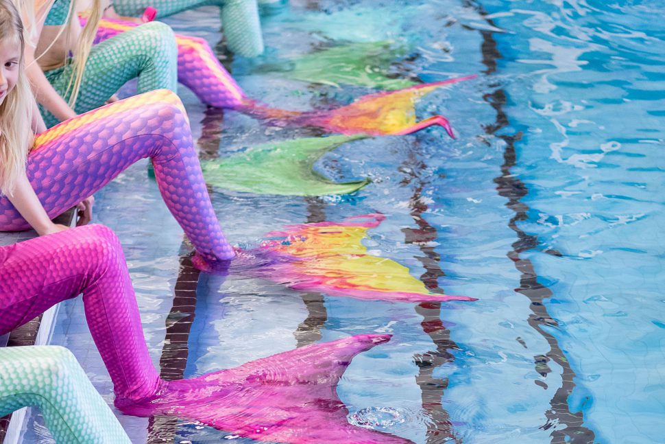 Im Meerjungfrauenkurs von Doreen Hannemann lernen die Kinder zu schwimmen, wie eine Meerjungfrau. Foto: Marcel Ruhnau