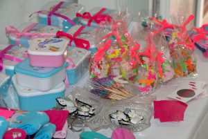 In der Pop-up-Bäckerei gab es auch Einhornzubehör zu kaufen. Foto: Alisa Pflug