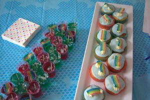 Cupcakes und kleine Drinks in Regenborgenfarben. Foto: Alisa Pflug