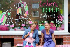Die Organisatorinnen der Pop-up-Einhorn-Bäckerei Verena und Constanze vor dem Räppli. Foto: Alisa Pflug