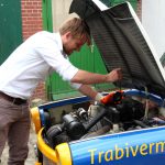 Lennart Dörwald beim Benzin-Check. Eine automatische Anzeige hat "Trabatoni" nicht. Foto: Fabian Hennig