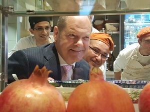 Menschen, wie die Mitarbeiter des "Salibaba" bereichern die Gesellschaft durch ihren Fleiß und ihren Mut, findet Olaf Scholz. "Es ist schon schwer genug, wenn man durch einen Krieg die Heimat verlassen und woanders Fuß fassen muss. Aber dann zu sagen: Ich gebe mich nicht auf, sondern packe an und versuche mich selbstständig zu machen. Das ist etwas, wovon wir noch lange etwas haben werden", sagt er. Foto: Anna Gröhn