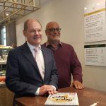 Hamburgs Erster Bürgermeister Olaf Scholz ist begeistert von dem Integrationsprojekt "Salibaba", das Gastronom Hanna Saliba (re.) initiiert hat. "Ich hoffe, dass es viele Nachahmer geben wird und wir bald viele solcher kleinen Filialen überall in Hamburg entdecken", sagt Scholz. Foto: Anna Gröhn