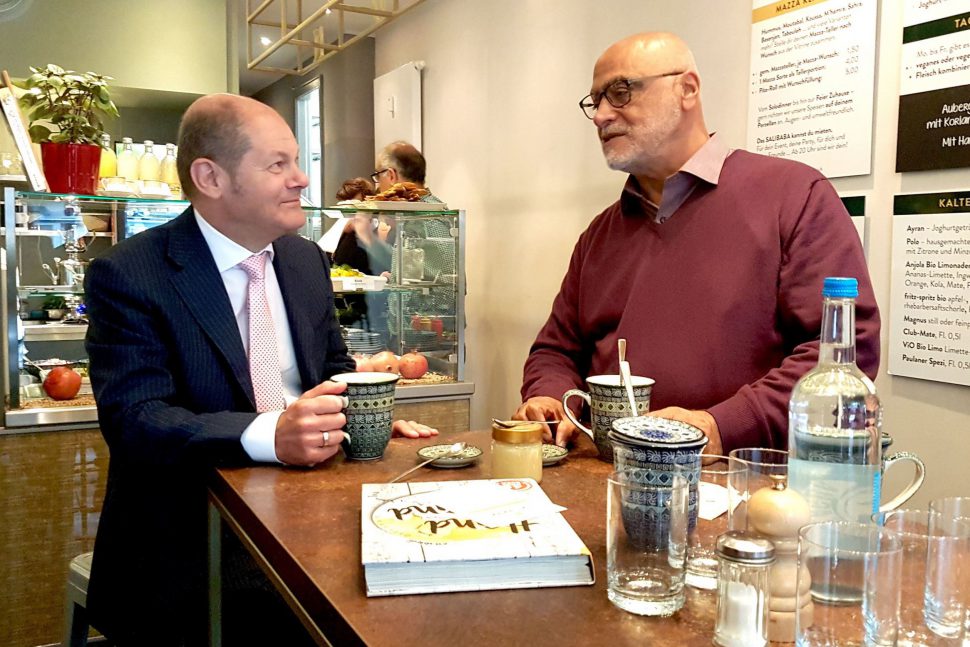 Hamburgs Erster Bürgermeister Olaf Scholz und Gastronom Hanna Saliba trinken schwarzen Tee mit frischer Minze. Foto: Anna Gröhn