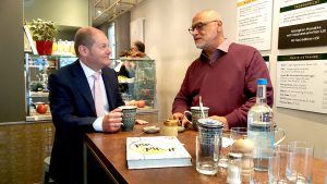 Hamburgs Erster Bürgermeister Olaf Scholz und Gastronom Hanna Saliba trinken schwarzen Tee mit frischer Minze. Foto: Anna Gröhn
