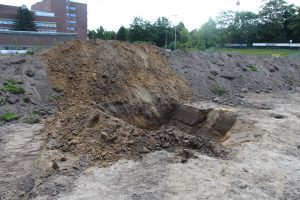 In diesem Loch wurde die kontrollierte Sprengung durchgeführt. Foto: Max Gilbert