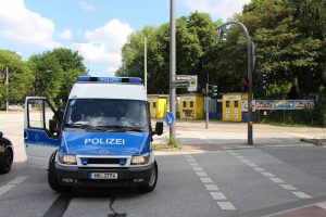 Polizeiwagen an der Kreuzung Martinistraße / Hoheluftchaussee. Foto: Max Gilbert