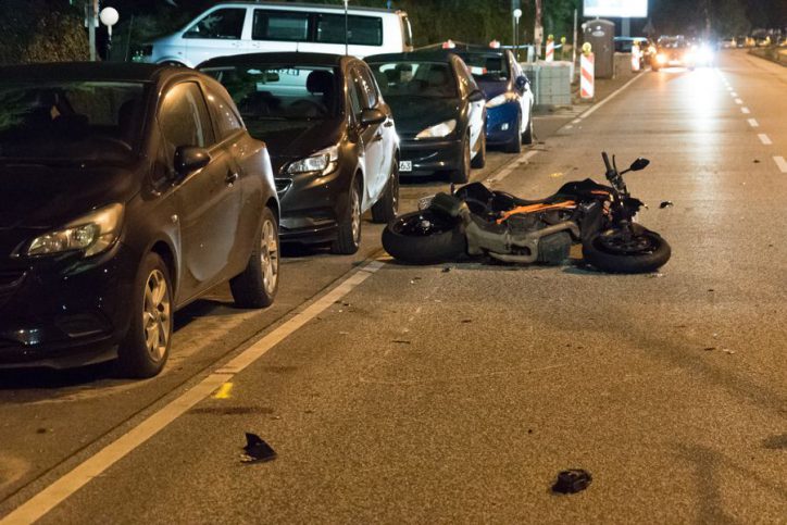 Das kaputte Motorrad liegt auf der Julius-Vosseler-Straße. Foto: JOTO