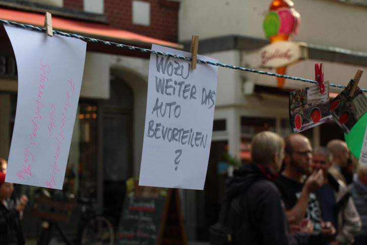 Mit Botschaften an einer Leine formulieren die Besucher ihre Kritk und Ideen. Foto: Phillip Holländer