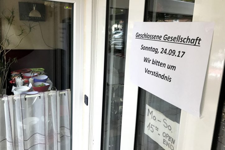 Am morgen danach hängt noch der Hinweis auf die "Geschlossene Gesellschaft". Foto: Fabian Hennig