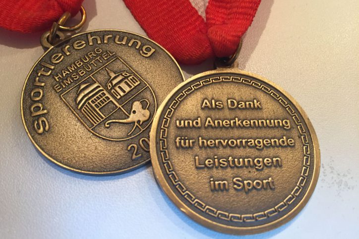 Medaillen von der Sportlerehrung der Bezirksversammlung 2016. Foto: Niels Böttcher