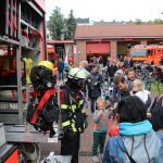 In voller Montur: Ein Feuerwehrmann mit Atemschutzmaske wird bestaunt. Foto: Phillip Holländer