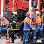 Die Jugendfeuerwehr kommt für die Löschübung aus dem Feuerwehrauto. Foto: Phillip Holländer