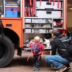 Die großen Geräte der Feuerwehr dürfen auch angefasst werden. Foto: Phillip Holländer