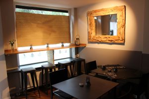 "Es wird keine rot-weiß karierte Tischdecken geben!" Soviel Klischee wollten sie nicht. Dafür verbinden sie dunkle Tische mit der Wärme des Holzes. Foto: Phillip Holländer