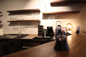 Auch der Wein wird aus der Schweiz kommen. Noch wird aber kräftig eingerichtet. Foto: Phillip Holländer