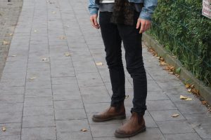 Er hat die Chelsea Boots schon aus dem Schrank geholt, und kombiniert sie mit einer Röhrenjeans. Foto: Olivera Zivkovic