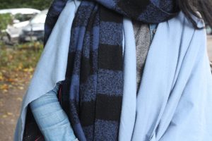Auch diese Eimsbüttelerin verlässt sich im wechselhaften Herbst auf den Lagenlook. Foto: Olivera Zivkovic