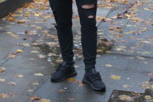 David trägt auch im Herbst noch schwarze destroyed Jeans und Sneaker. Foto: Max Gilbert