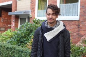 Der junge Eimsbütteler wird diesen Herbst mit Teddyfell Pullover und Strickschal bestimmt nicht frieren. Foto: Olivera Zivkovic