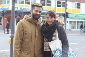 Die zwei jungen Eimsbütteler sind auch im Herbst gerne auf der Osterstraße unterwegs. Dabei tragen sie ein Parka in khakifarben und ein herbstliches Strick-Outift. Foto: Olivera Zivkovic