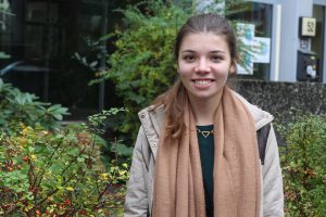 Die junge Eimsbüttelerin setzt im Herbst auf khakifarben mit dezenten Details. Foto: Olivera Zivkovic