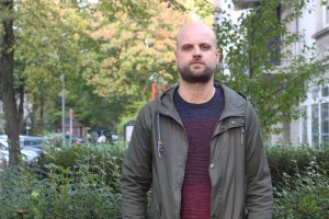 Dieser Eimsbütteler setzt auf eine dunkle Farbkombination. Foto: Olivera Zivkovic