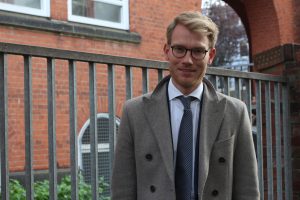 Der junge Mann kombiniert den Fleecemantel zu einem Anzug: das perfekte Business Outfit für den Herbst. Foto: Olivera Zivkovic